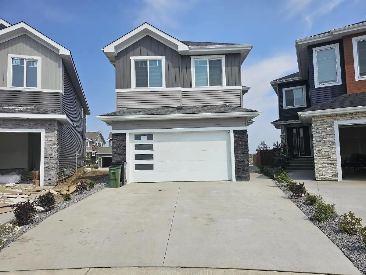 New Built House, Stay In Style Guest Suite, 2Bedroom, 2Bed, 2Bath Edmonton Canada