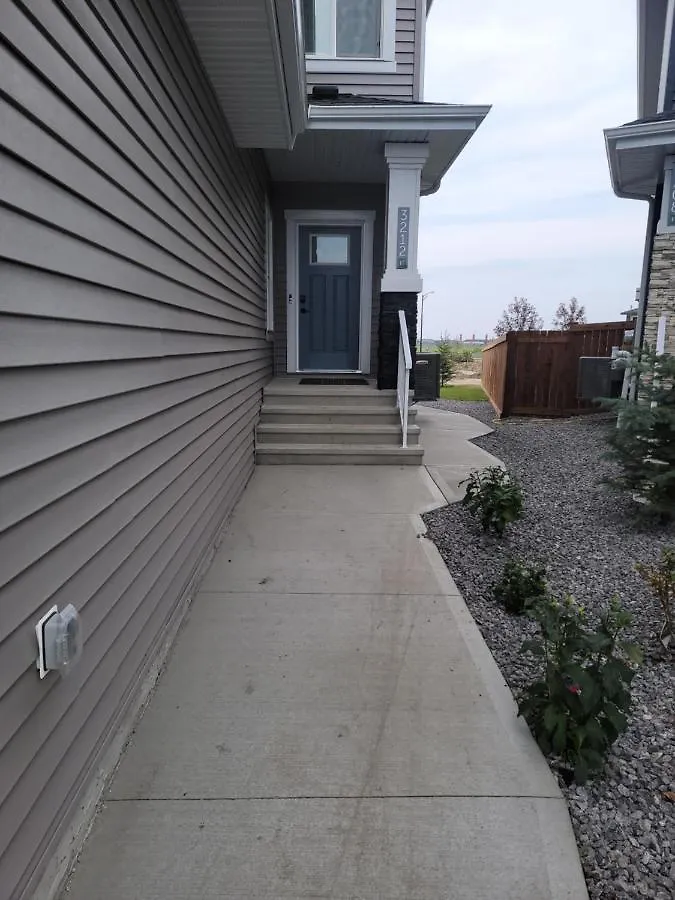 Dom wakacyjny New Built House, Stay In Style Guest Suite, 2Bedroom, 2Bed, 2Bath Edmonton Kanada